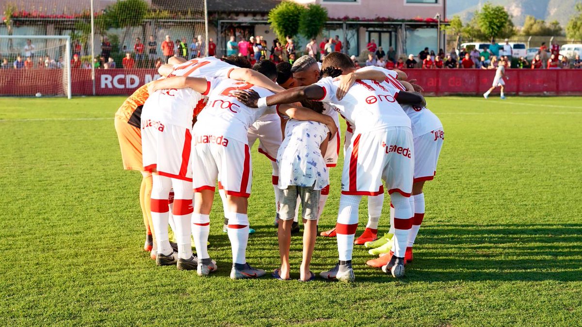 RCD_Mallorca's tweet photo. 🏆 A las 21:00 empieza el Ciutat de Palma 🆚 el @LevanteUD 

👉🏻 Recomendamos llegar sobre las 20:30 para no perderse nada de la presentación del equipo: ¡héroes ascenso y recién llegados!

💻 Habilitaremos enlace para seguir partido por Youtube y Facebook

#JuntsSomMillors https://t.co/eX4MmfrMk0