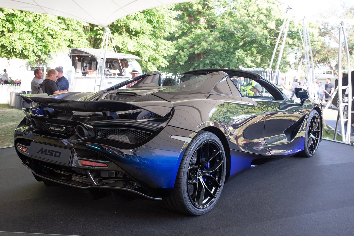 McLarenAuto's tweet image. When artistry meets science. This sensational 720S Spider by #MSO features a colour scheme that not only looks amazing, it tells a story. A tri-blend of three paint tones using a technique so sophisticated it took our expert craftsmen 260 hours to apply. #MSOMonth2019