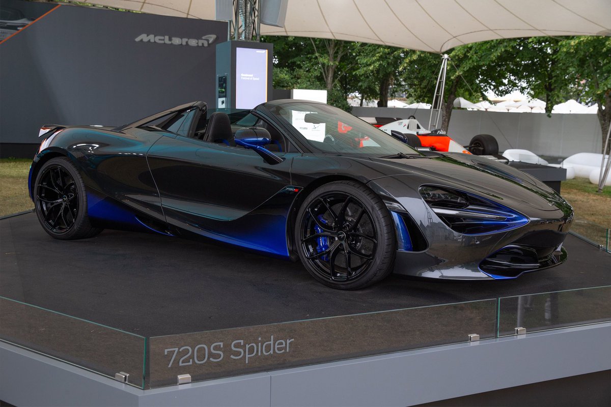 McLarenAuto's tweet image. When artistry meets science. This sensational 720S Spider by #MSO features a colour scheme that not only looks amazing, it tells a story. A tri-blend of three paint tones using a technique so sophisticated it took our expert craftsmen 260 hours to apply. #MSOMonth2019