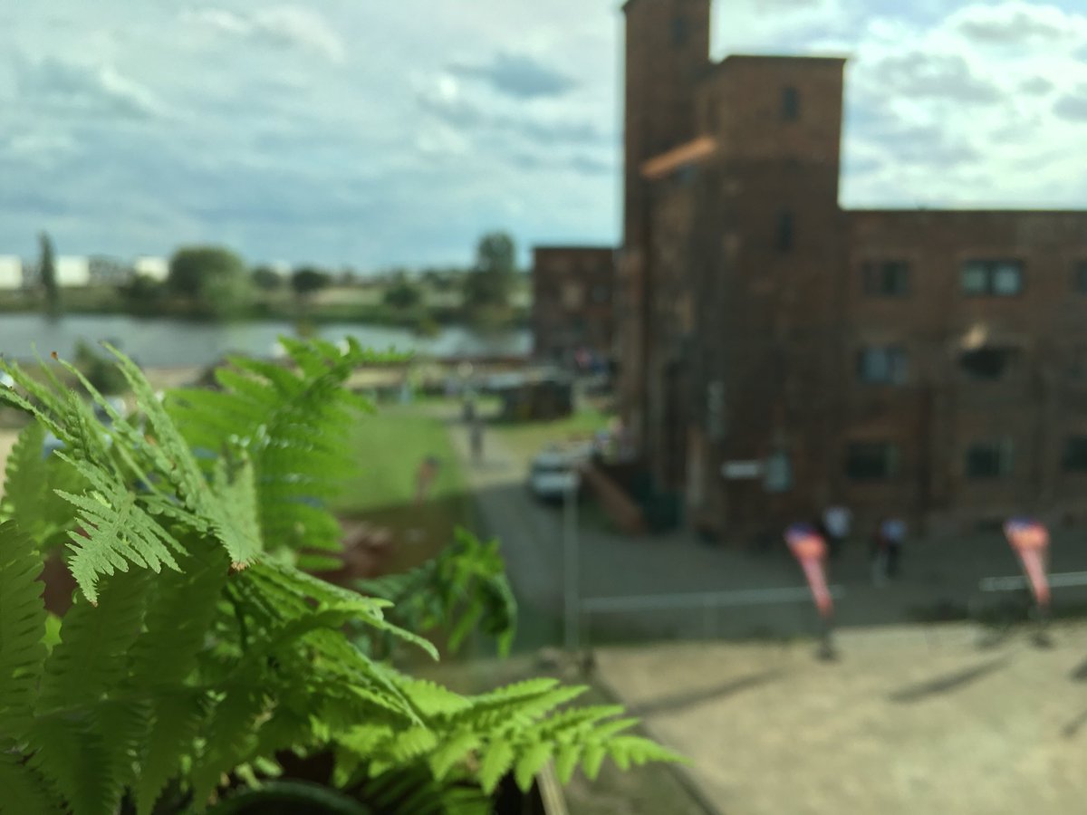 HHLAB_de's tweet photo. Sieht n bisschen aus wie unsere Demodays, was da in der Co-Working-Etage beim #digitalsommerprignitz abgeht. Nur der Ausblick unterscheidet sich dann doch ein wenig. Übrigens - auch heute hatten wir schon wieder sehr gute Gespräche zum Thema #NETZfeld! (sos) #summerofpioneers https://t.co/kHeItPtMSe