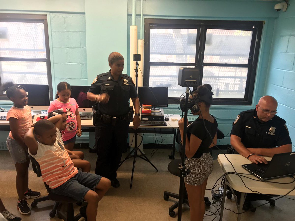 NYPDPSA3's tweet photo. PO Rosario, PO Kapelanski & Sgt. Bonilla held a virtual reality presentation called 'choices' with kids at @GrandStSttlment Bushwick Houses Community Center! π€ #MYVRSTORY @NYPDHousing #NYPDConnecting #NeighborhoodPolicing @NYPDChiefofDept @NYPDChiefPatrol @CrimJusticeNYC https://t.co/vJ65r2XG2Y