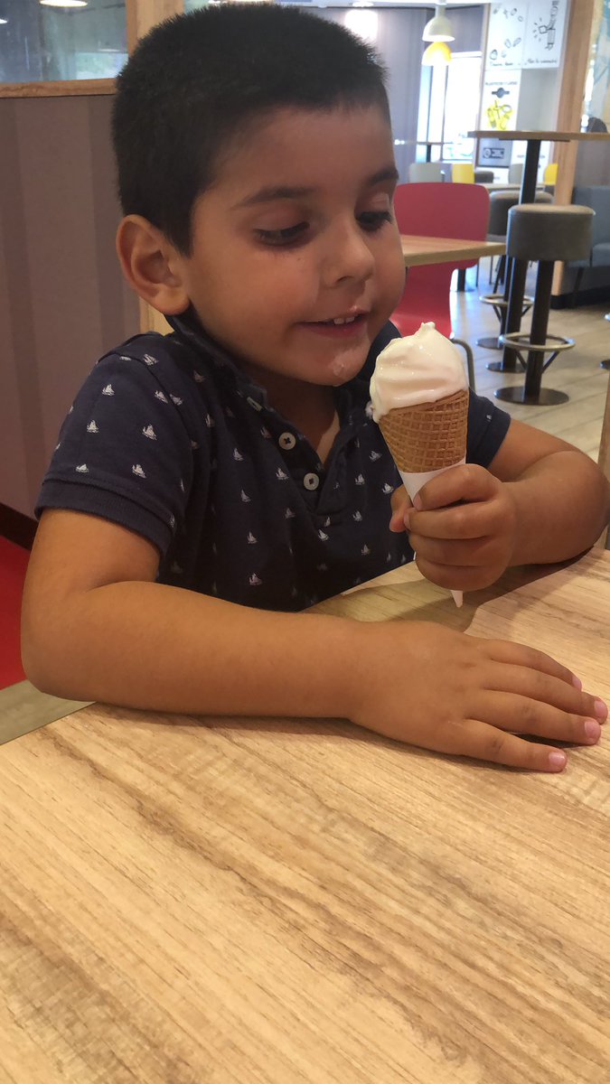 jesuscfd's tweet photo. Quiero a alguien  que me mire como mi hijo mira a su helado #love #icecream @mcdonalds_es #pareja #single #singledad https://t.co/dnaKqjJdL6
