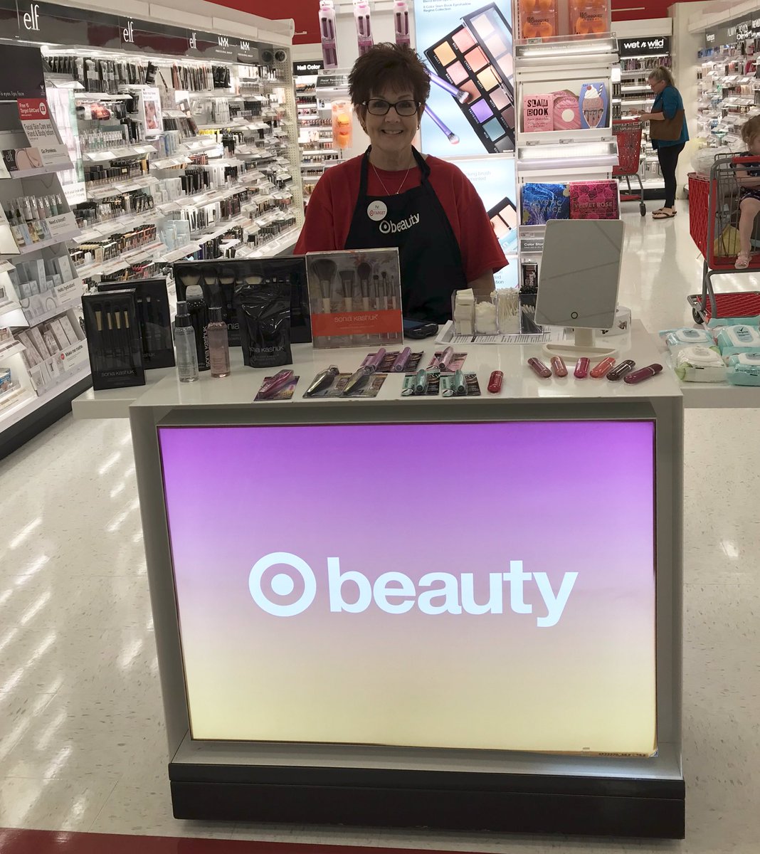 Beauty Consultant Pat getting our Mount Nebo guests ready for BTS/BTC with some First Day Looks tips and samples 👏🏻👏🏻