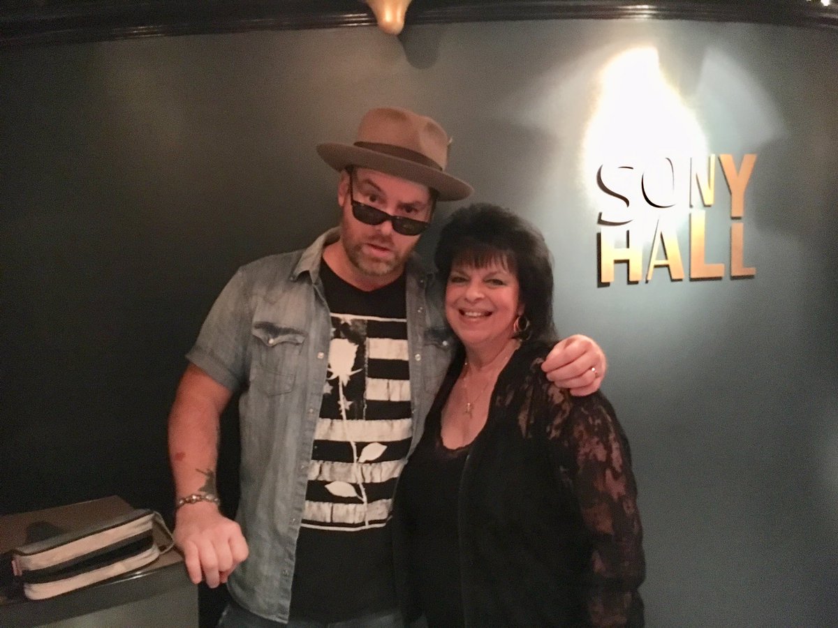 NyCArole426's tweet photo. M&G @SonyHall #RayBanMan 😎 @thedavidcook https://t.co/qTa7tkoKbQ