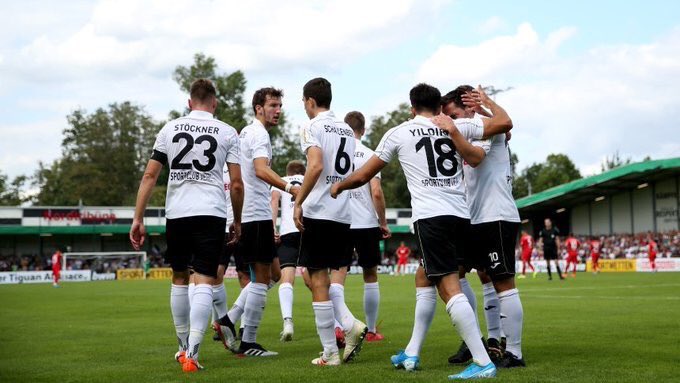 FussballBR's tweet photo. 🇩🇪🏆 Uma das primeiras surpresas da DFB-Pokal, o SC Verl, time que disputa a Regionalliga West, eliminou o FC Augsburg ganhando pelo placar de 2 a 1.
Gols:
Marek Suchý ❌ (Gol contra: SCV)
Ron Schallenberg ⚽️ (SCV)
André Hahn ⚽️ (FCA)
#SCVFCA #DFBPokal https://t.co/S9tRKjkFHR