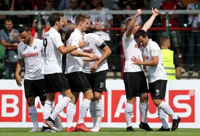 FussballBR's tweet photo. 🇩🇪🏆 Uma das primeiras surpresas da DFB-Pokal, o SC Verl, time que disputa a Regionalliga West, eliminou o FC Augsburg ganhando pelo placar de 2 a 1.
Gols:
Marek Suchý ❌ (Gol contra: SCV)
Ron Schallenberg ⚽️ (SCV)
André Hahn ⚽️ (FCA)
#SCVFCA #DFBPokal https://t.co/S9tRKjkFHR
