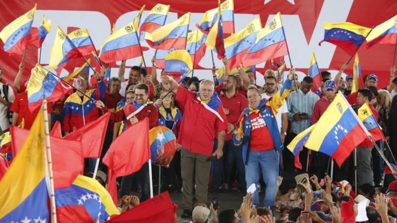 ConElMazoDando's tweet photo. Cabello: Hoy Venezuela levanta la bandera de la dignidad de los pueblos libres del mundo https://t.co/JLK1p5PvRZ  #TrumpVetePalCarajo #NoMasTrump #NoMoreTrump https://t.co/QNCQ2OwtOR