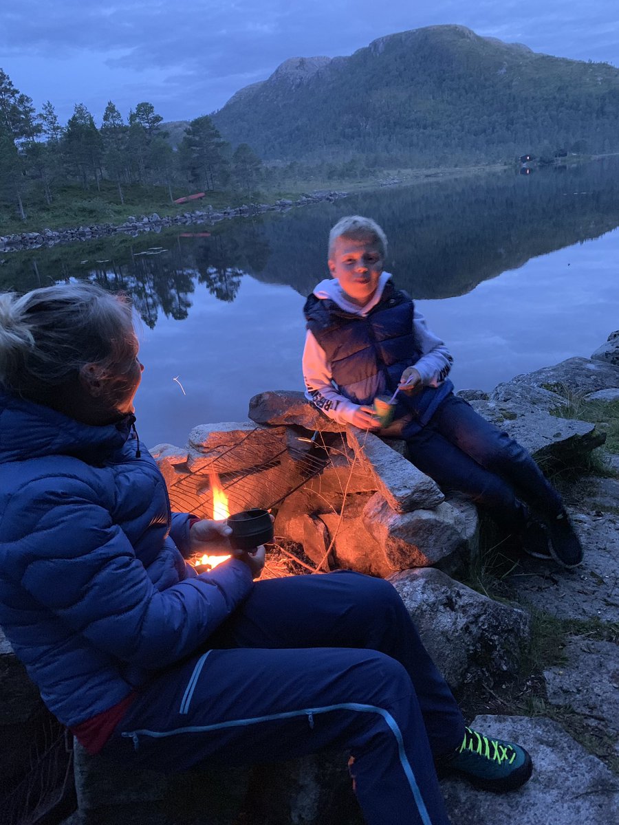 frodejermstad's tweet photo. Når livet inne blir litt kjedelig- da flytter vi ut og nyter helgen ved bålet.
#svartkaffe
#bålkaffe
@Villmarkslivet @NordiskVillmark https://t.co/gj3FKo3i3e