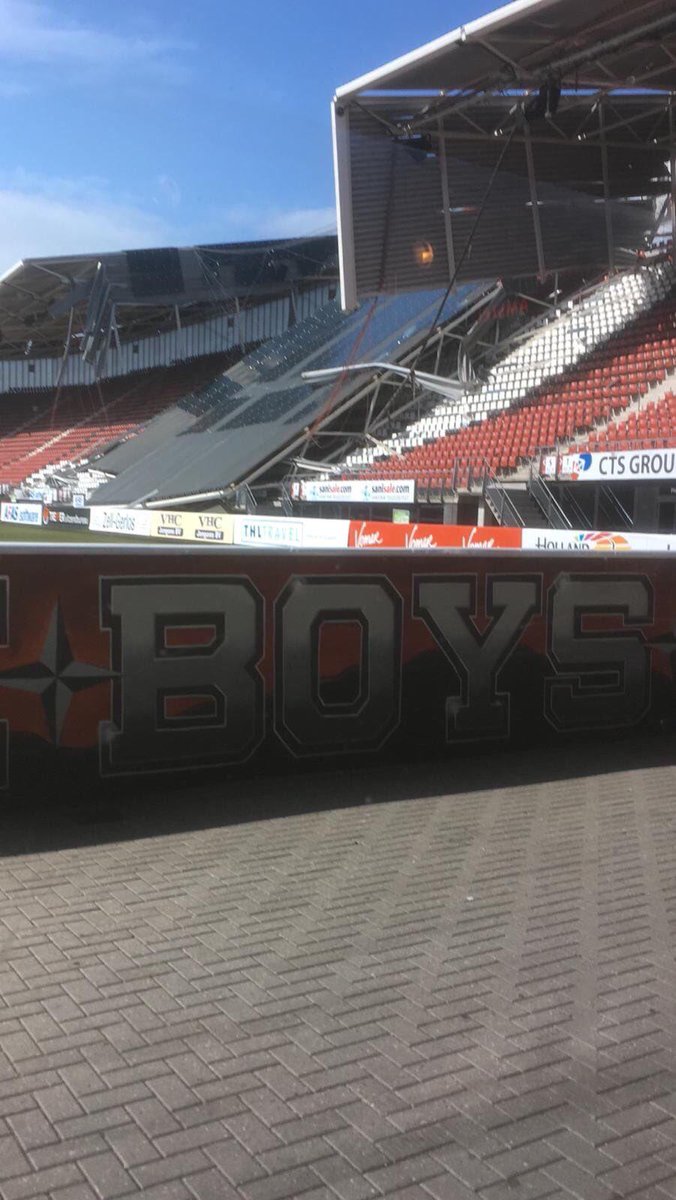 Stadion zakt nog harder in elkaar dan de DSB Bank. Valt ons hotel nog best mee.