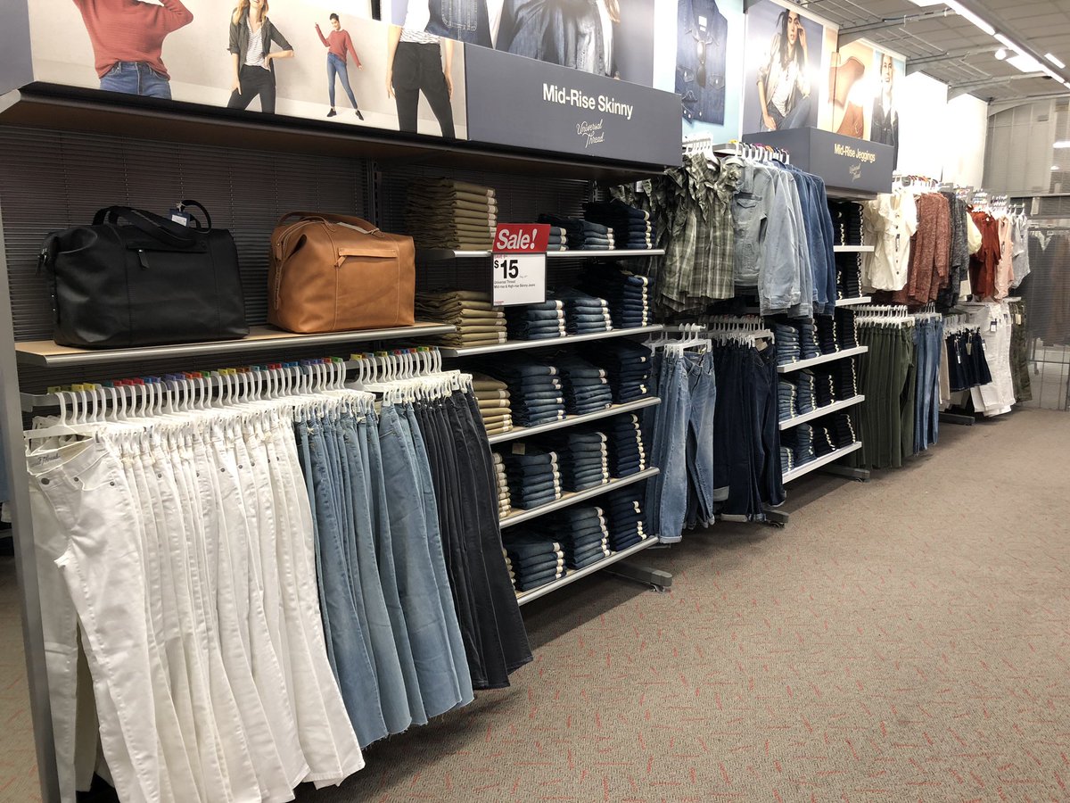 mirandai_g's tweet photo. T1377 showing off our great folding standards in Universal Thread! #TargetBTS2019 #UniversalThreads #foldingstandards #D303 @raecourtney2 @johnp_sheehan @devanglee https://t.co/vJKQaVbVqa