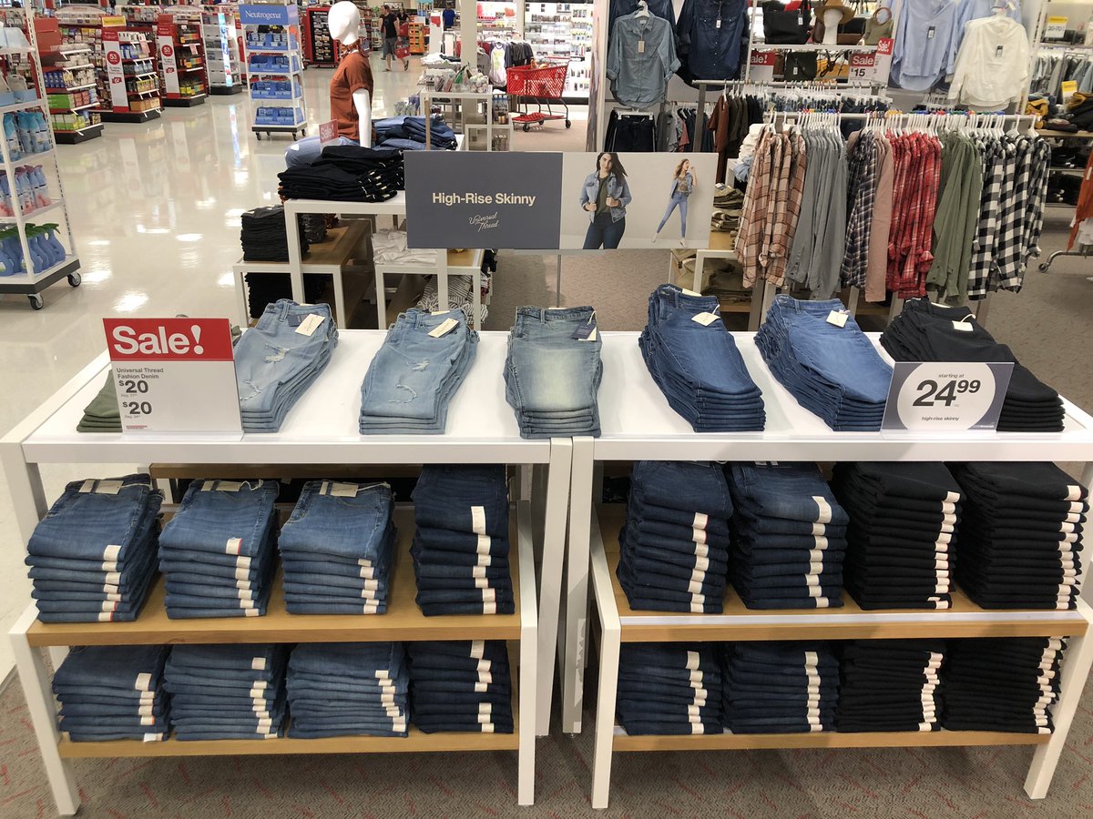 mirandai_g's tweet photo. T1377 showing off our great folding standards in Universal Thread! #TargetBTS2019 #UniversalThreads #foldingstandards #D303 @raecourtney2 @johnp_sheehan @devanglee https://t.co/vJKQaVbVqa