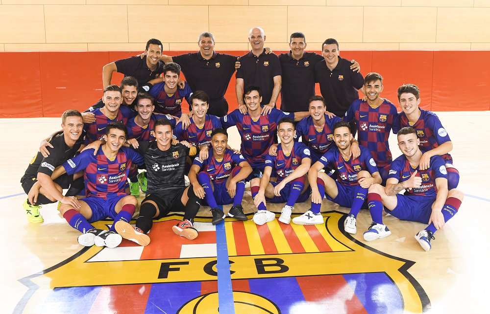 FCBfutbolsala's tweet photo. 🆕  El @FCBfutbolsala B de Xavi Closas inicia la pretemporada amb moltes cares noves 👉 https://t.co/WbaZyCexXO

 💪 El filial arranca y pone rumbo a los Estados Unidos 👉 https://t.co/riSdK1GwDH https://t.co/0v5sVos3I2