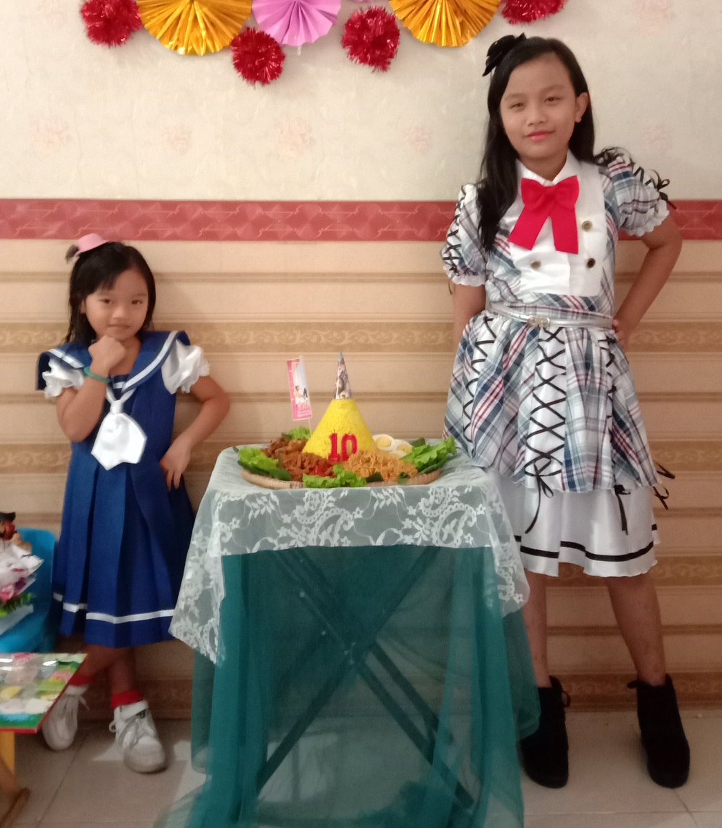 Haii kakak kakak, kalo ada yg punya info tiket subsidi HS 15 - 20 ribu kabarin aku ya. Aku mau beli 4. Aku pengen bgt ketemu Kak <a href="/Yona_JKT48/">.</a> dan cici <a href="/N_ShaniJKT48/">Shani Indira</a> mohon bantuannya ya. Terima kasih.

Cc : <a href="/officialJKT48/">JKT48</a>