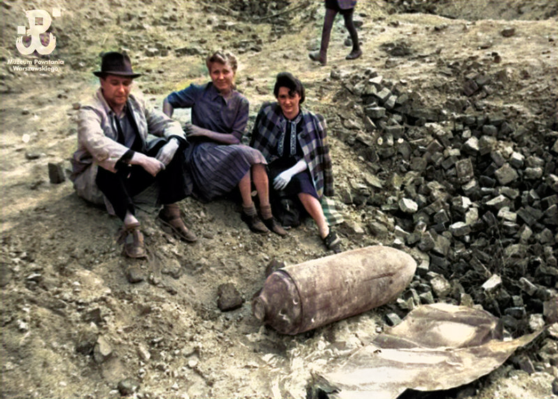 10 sierpnia 1944 r. Niewypał. Zdjęcie wykonane przez Joachima Joachimczyka „Joachim”. Pochodzi ze zbiorów Muzeum Powstania Warszawskiego #warsawuprising #1944 #uprising #powstaniewarszawskie #coloring