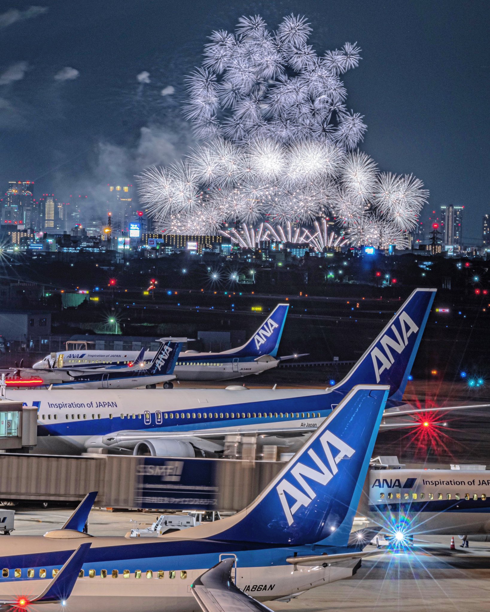 Twitter 上的 ロン 淀川花火大会を伊丹空港から飛行機を絡めて撮りました お盆夕方のピーク時にて飛行機たくさん 縦構図です Pentax なにわ淀川花火大会 T Co Bk0a6f4fjt Twitter