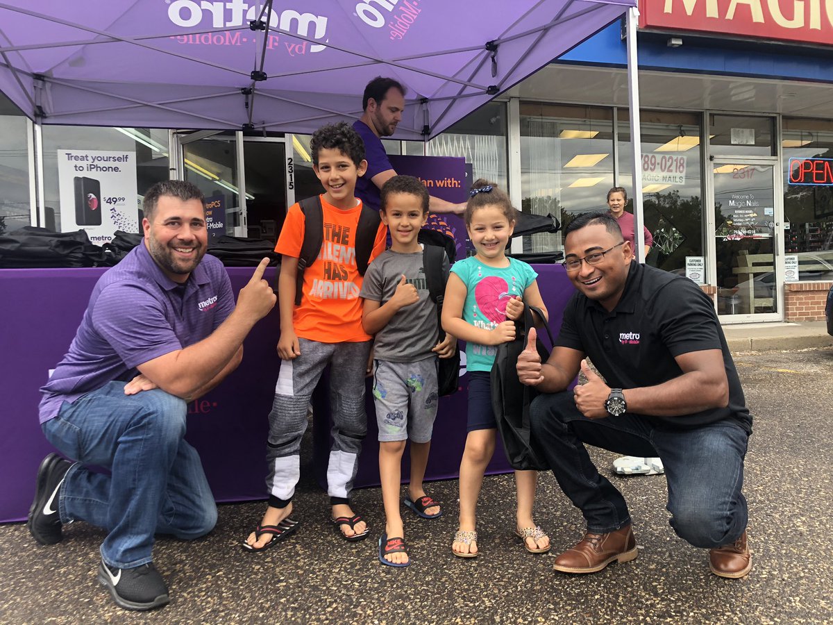 ECarachuri's tweet photo. #GiveGiveGive #Backtothecommunity #MetroByTmobile #BoldNorth @sbmetrobytmo @MarcAnthonyEvan @TracyLangeMetro @JohnLoughren @SteveLessor https://t.co/6QU77kDCnp