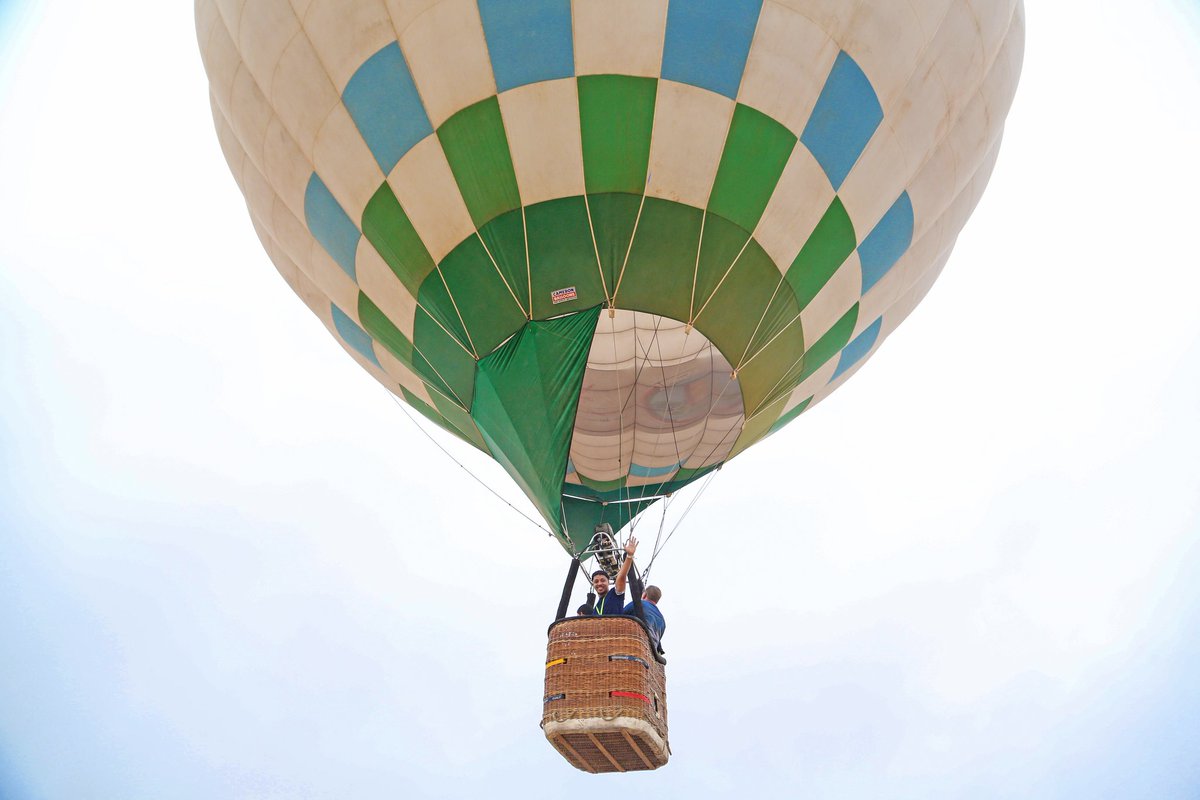 omanballoons's tweet photo. لا يمكن إلا لروح حالمة برؤية ساحرة أن تعانق السماء 
رسميا ...لحظة الطيران الحر الأول للمناطيد في سلطنة عمان 🏆

#كرنفال_المناطيد
@sabeenoman https://t.co/duhRDWtYn7