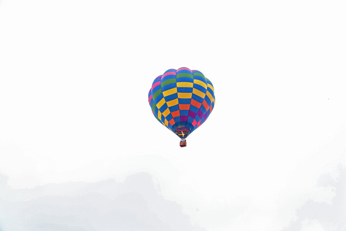 omanballoons's tweet photo. لا يمكن إلا لروح حالمة برؤية ساحرة أن تعانق السماء 
رسميا ...لحظة الطيران الحر الأول للمناطيد في سلطنة عمان 🏆

#كرنفال_المناطيد
@sabeenoman https://t.co/duhRDWtYn7