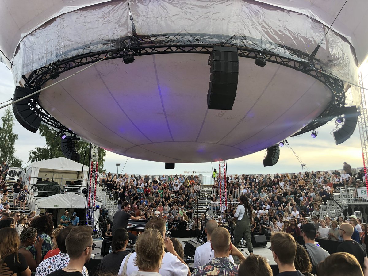 otsolax's tweet photo. Täällä on @Nordea_FI’n #GlobeBalloon stage aivan ääriään myöten täynnä js tunnelma juuri niin upea kuin jazzin parissa kuuluu ollakin! 😍🥰 #NordeaFlow #flowfestival2019 #mylife https://t.co/hQzjHJSb0m