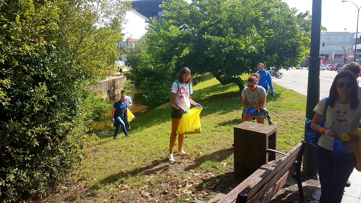 JcsGalicia's tweet photo. 🌍 Esta mañana el #equipo de @JcsGalicia y la diputada por #Pontevedra @Beatriz_Pino_ han estado limpiando la ribera de río Lagares en #Vigo.

♻️ Latas, botellas de vidrio, plasticos, envoltorios, restos de obra... ¡Cuidar el planeta es responsabilidad de todos!
#JcsConElPlaneta https://t.co/ibmplmGqto