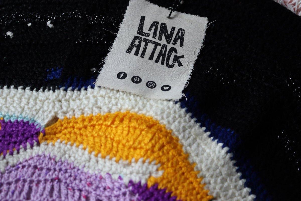 LanaAttack's tweet photo. Emocionada de que mis tejidos estén en 🇮🇹 Italia!! Trivento!! 💚allá sucede en este momento un gran #yarnbombing gracias a #unfilocheunisce https://t.co/1QmJQlL6jO