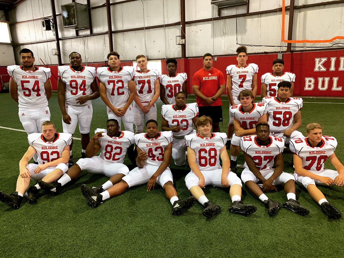 coach_lyons47's tweet photo. And we’re back for year 3! Rowdy bunch is back. New faces and old, it don’t make a difference😤😤😤 #TrenchMob #Kdogs #STSBTS #EatOrGetAte https://t.co/zIK2lTNbep