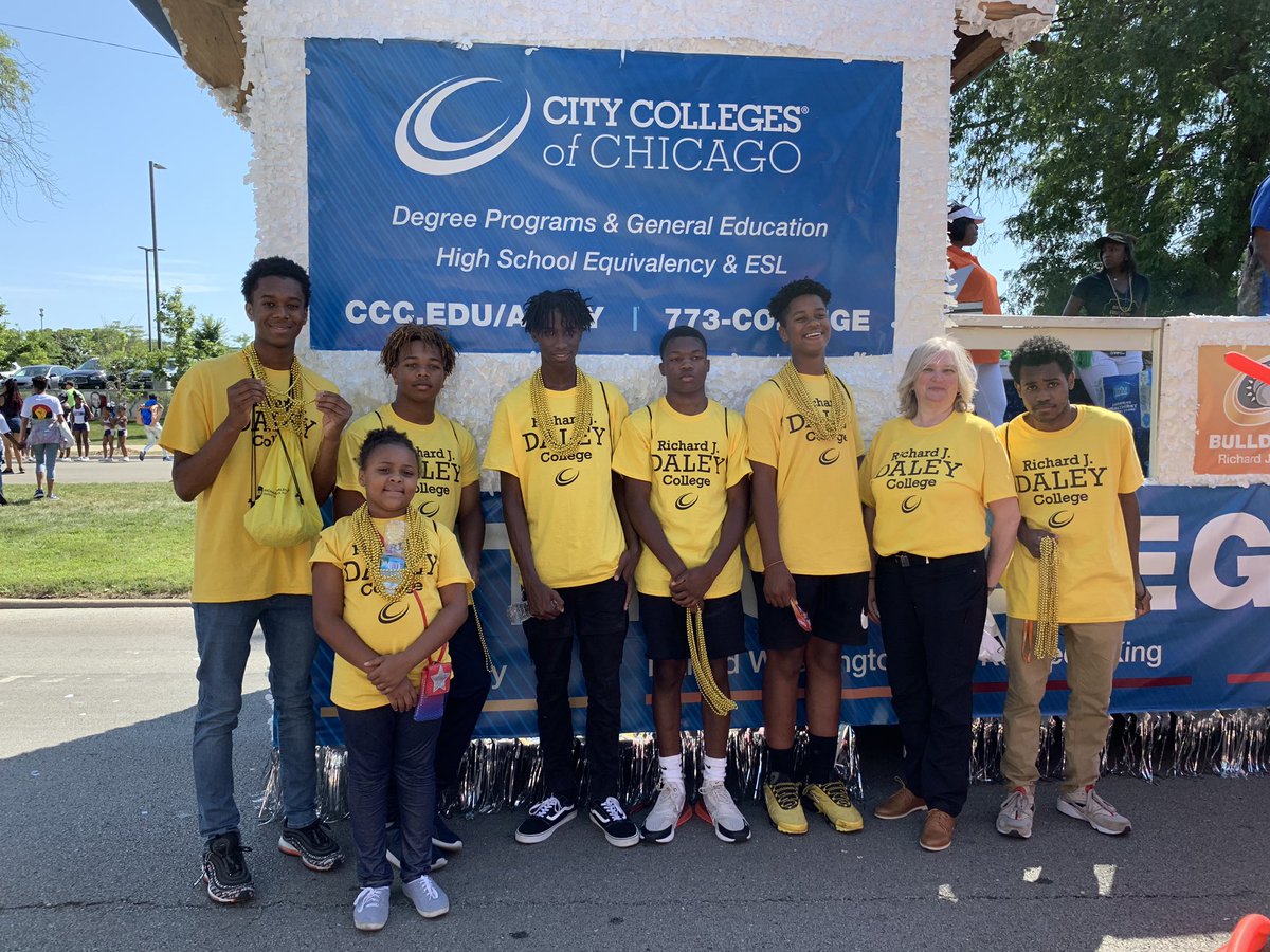 DaleyCollege's tweet photo. Daley College students, faculty, and staff are thrilled to participate in the 90th annual @BudParade! #BudBilliken2019 #BackToSchool2019 #CCCTogether https://t.co/6kzknFB5iy