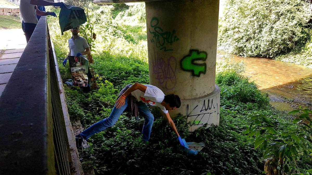 JcsGalicia's tweet photo. 🌍 Esta mañana el #equipo de @JcsGalicia y la diputada por #Pontevedra @Beatriz_Pino_ han estado limpiando la ribera de río Lagares en #Vigo.

♻️ Latas, botellas de vidrio, plasticos, envoltorios, restos de obra... ¡Cuidar el planeta es responsabilidad de todos!
#JcsConElPlaneta https://t.co/ibmplmGqto