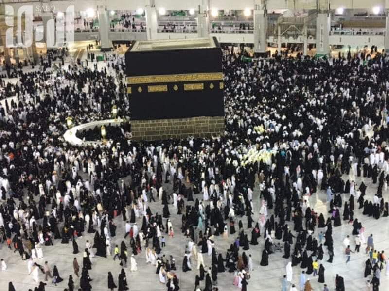 mahdin30's tweet photo. ملاحظين إن أغلب الحضور  بالحرم المكي نساء،هالسبب يعود لـ عادات أهل مكة،يخرج الرجال لخدمة الحجاج بينما تتواجد نساؤهم بالحرم ،وهذا اليوم يسمى يوم الخليف.

يقولون أن النساء تواسي الحرم لانه يكون الحرم فاضي باليوم هذا،ويقولون انه يطلق على نساء مكة المونسات.
#عرفات_الان
#EidAlAdha https://t.co/u0osRdkhpM