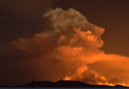 NWSSpokane's tweet image. Here's a time-lapse video of the #WilliamsFlatsFire (depicting conditions on Aug 8th from 10pm til 11:30pm). Credit: Rocky Raybell Photography flickr.com/photos/rockyra… #WaWILDFIRE #PyroCb