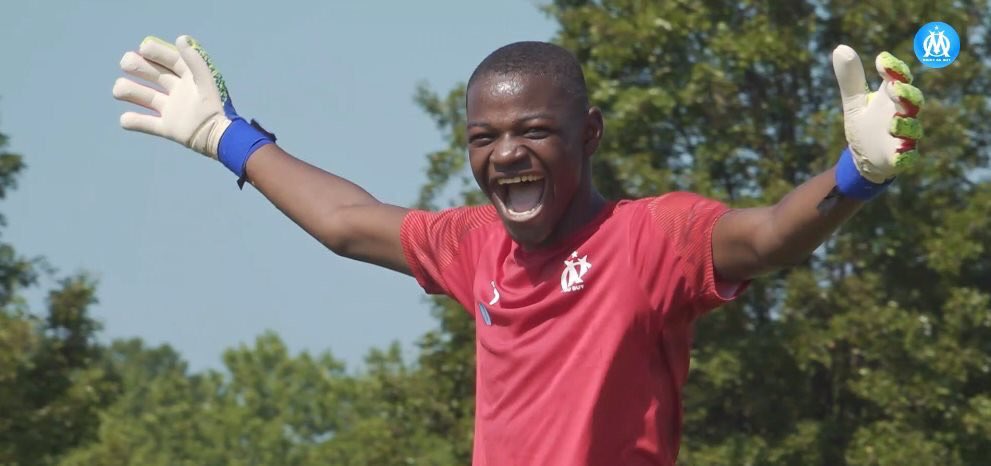 cfootcameroun's tweet photo. Le jeune portier camerounais Simon Nganpandouetnbu 🇨🇲 (16 ans) est retenu pour la première fois dans le groupe professionnel de l’Olympique de Marseille qui affrontera Reims ce samedi lors de la première journée de Ligue 1. #pdefoot https://t.co/7GkFCRLmof