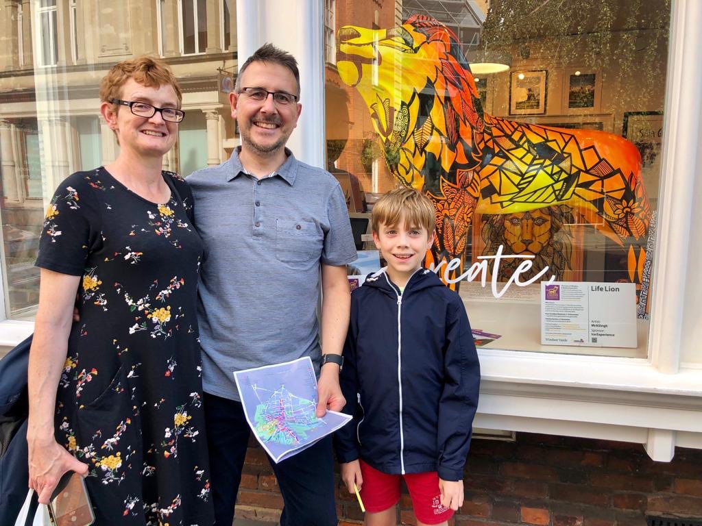 Leo and his parents have been on a lion hunt and seen every lion and cub in Windsor, including his namesake Leo the cub at the @ThamesHospCare shop in Peascod street. A roarsome achievement on the first day of the trail! 🦁🎨👍