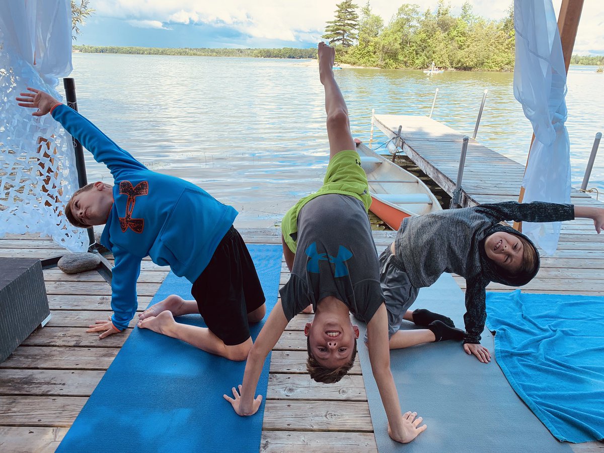 Tracy_Espinola's tweet photo. Day 48 Hike along the tracks and yoga on the pier... ❤️family cottage days!  #60X60Challenge https://t.co/PJqXtfwqsQ