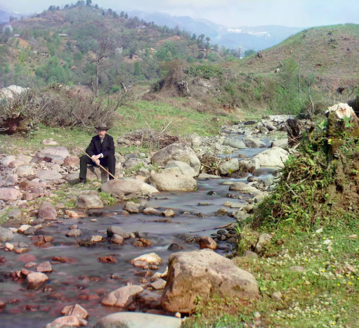UtterlyInterest's tweet photo. Long before colour-sensitive films were invented, Russian photographer Prokudin-Gorsky used to take 3 individual black-and-white photos, each with a filter (Red, Green, Blue) to create high-quality pictures in full colour. This self-portrait of him is 107 years old. https://t.co/OnxdOktmVa