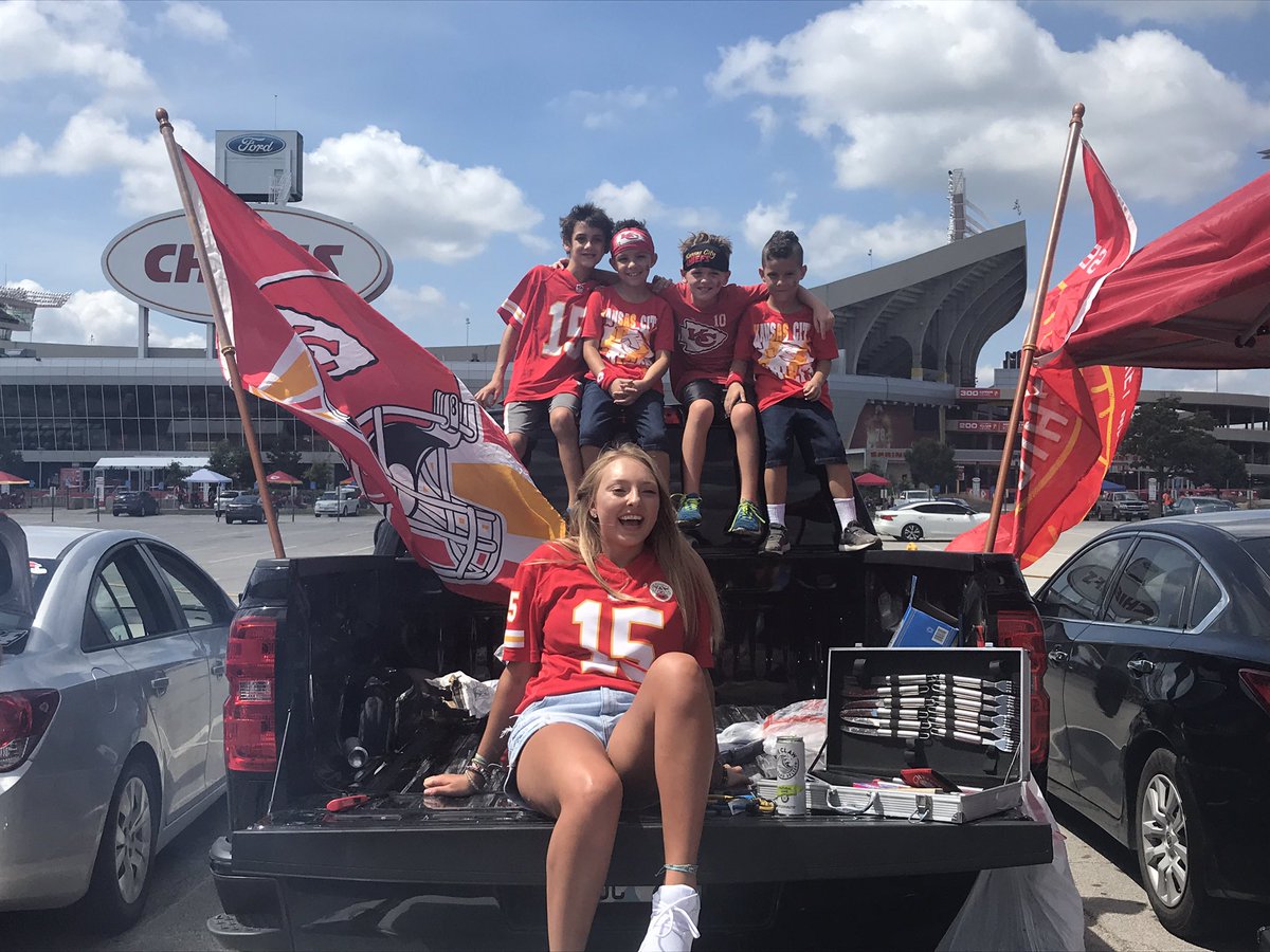 AFGutierrez's tweet photo. Tailgating is well underway at #Arrowhead as #ChiefsKingdom get ready for the @Chiefs first preseason game. @41actionnews https://t.co/5Xxn3QgJwL