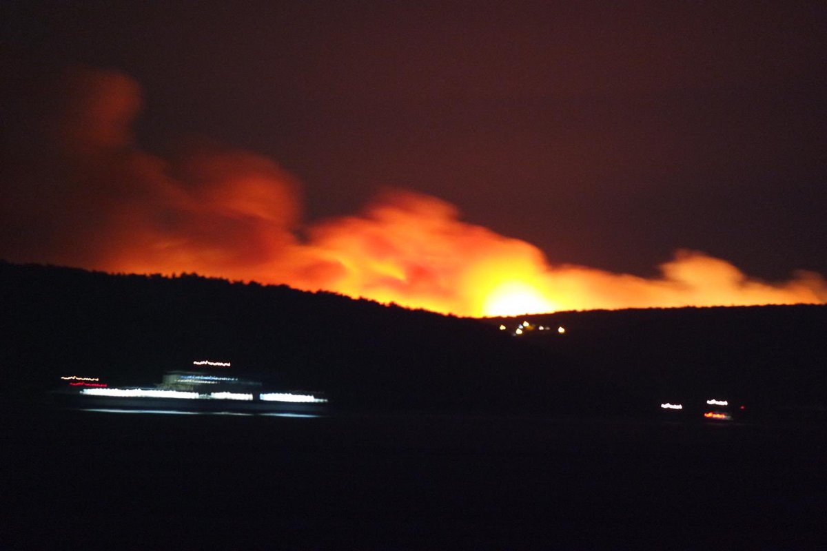 Forest fire in the Dardanelles near Behramlı. (23km NNE wind, 27 celcius). International maritime transit unaffected 📷 <a href="/LeCetin/">Levent Cetin</a>