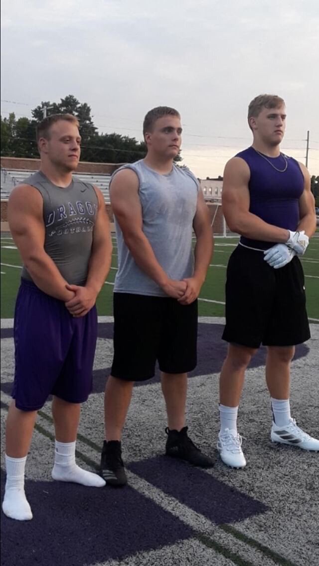 sportsinkansas's tweet image. Pittsburg defensive line will be one of the best in the state for 2019. Pitt High d-line 2019.  Shay Mahnken 5'9 190 lbs 370 bench 4.6 40.  Sam Herring 6' 250 lbs 365 bench 4.85 40.  Aaron Woods 6'4 215 lbs 340 bench 4.6 40.  #sportsinkansas