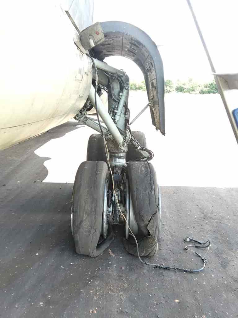 ConflictsW's tweet image. A Venezuelan Air Force Y-8 has been stranded at Canaima airport in Bolivar since Wednesday when one of its tyres burst 
#Venezuela