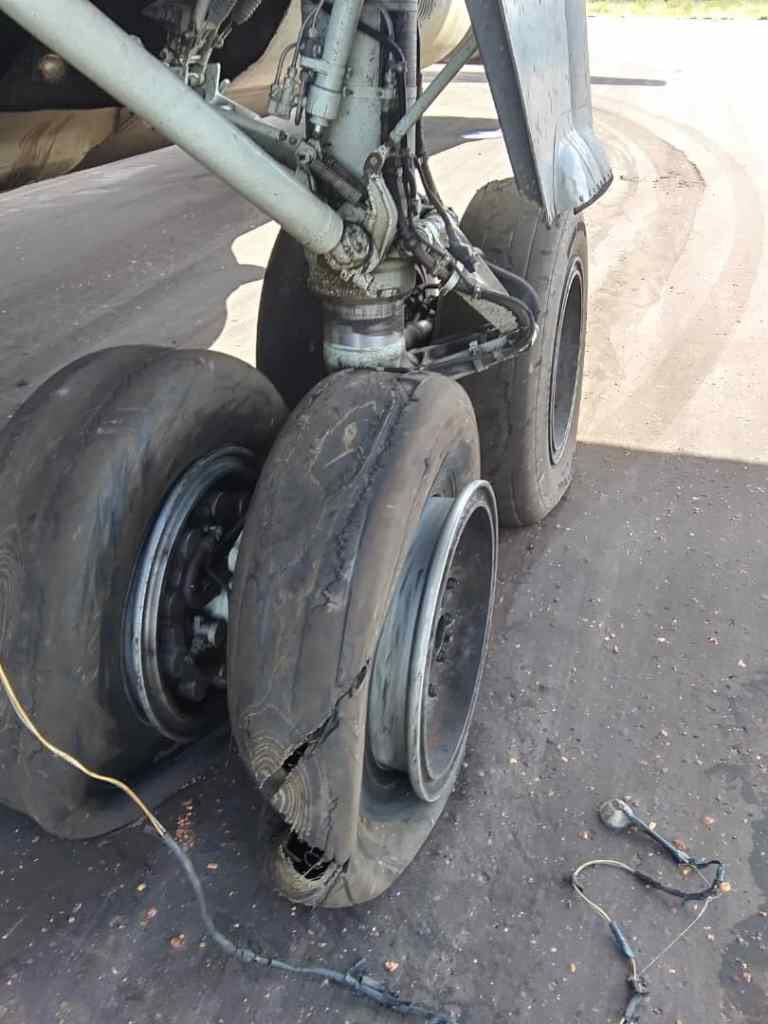 ConflictsW's tweet image. A Venezuelan Air Force Y-8 has been stranded at Canaima airport in Bolivar since Wednesday when one of its tyres burst 
#Venezuela