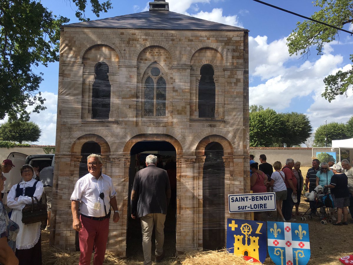 JP_Sueur's tweet photo. Au comice agricole de Sully-sur-Loire, la communauté de communes du Val de Sully a organisé 19 stands présentant toutes les communes membres. Des communautés de communes fortes ne sont pas la négation des communes : tout au contraire ! https://t.co/xAEdRXSGVL
