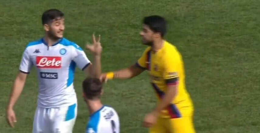 Manolas le recuerda el 3-0 del año pasado a Suárez. Ídolo.