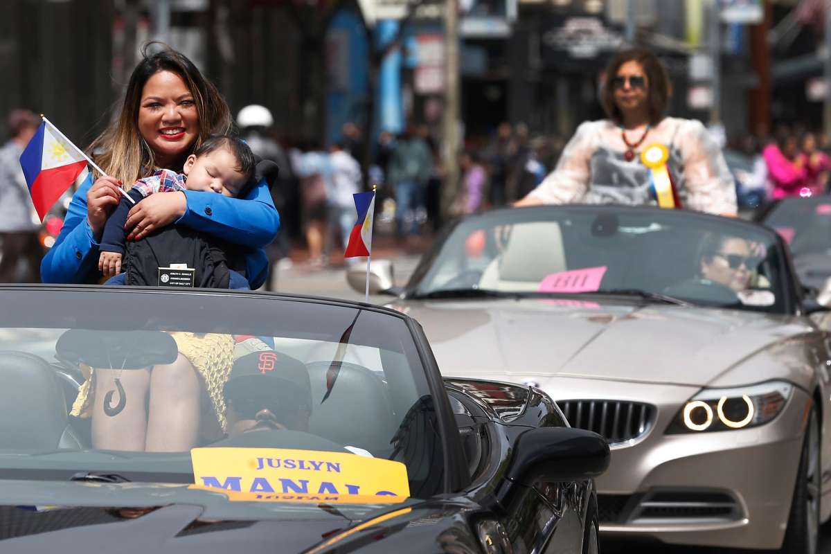 sfchronicle's tweet photo. Filipinos turn out in #SF to celebrate annual Pistahan festival.  https://t.co/r9JXLT7Fha https://t.co/suYkdeZQHe