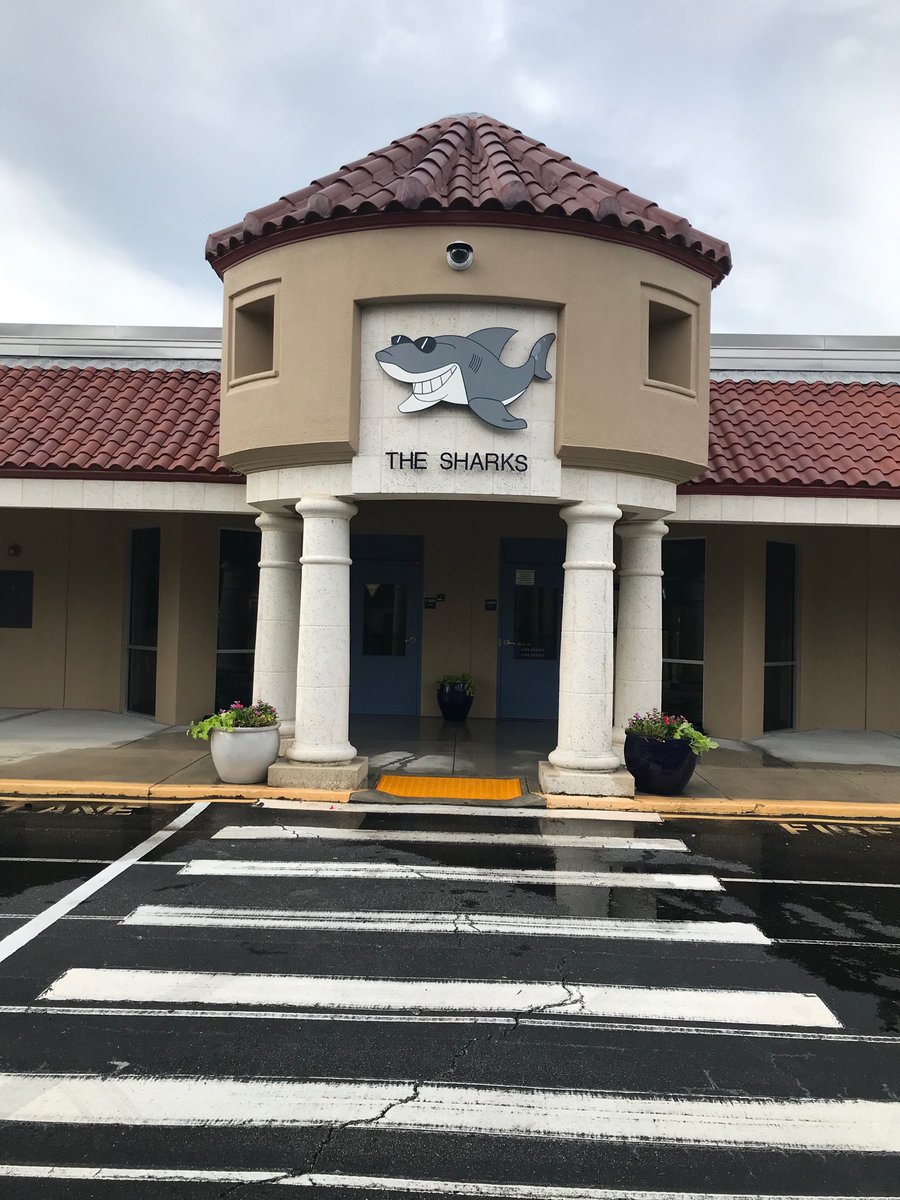 Erin71869288's tweet photo. Flowers 🌸 are blooming ⁦@NPESharks⁩. We are so excited to welcome our students back soon! ⁦@collierschools⁩ 🦈 https://t.co/07LaEnpcIB