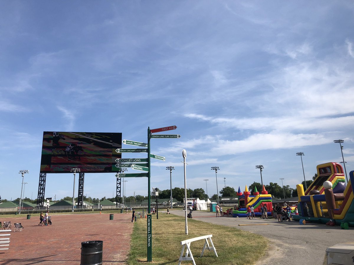 funmastersky's tweet photo. We are having so much fun at tonight’s @ChurchillDowns Movies in the Infield!! #inflatables https://t.co/s7NwSH546H