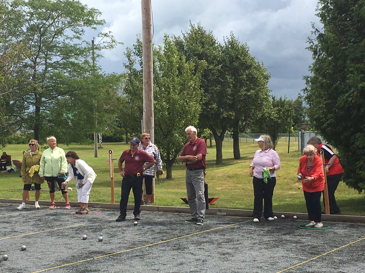 XBarsalouDuval's tweet photo. On profite de la journée à #StAmable pour encourager les participants du tournoi annuel des amis de la pétanque.
Une épluchette de blé d’inde accompagné le tout pour se donner des forces pour l’après-midi! https://t.co/bdxVo6MEnB