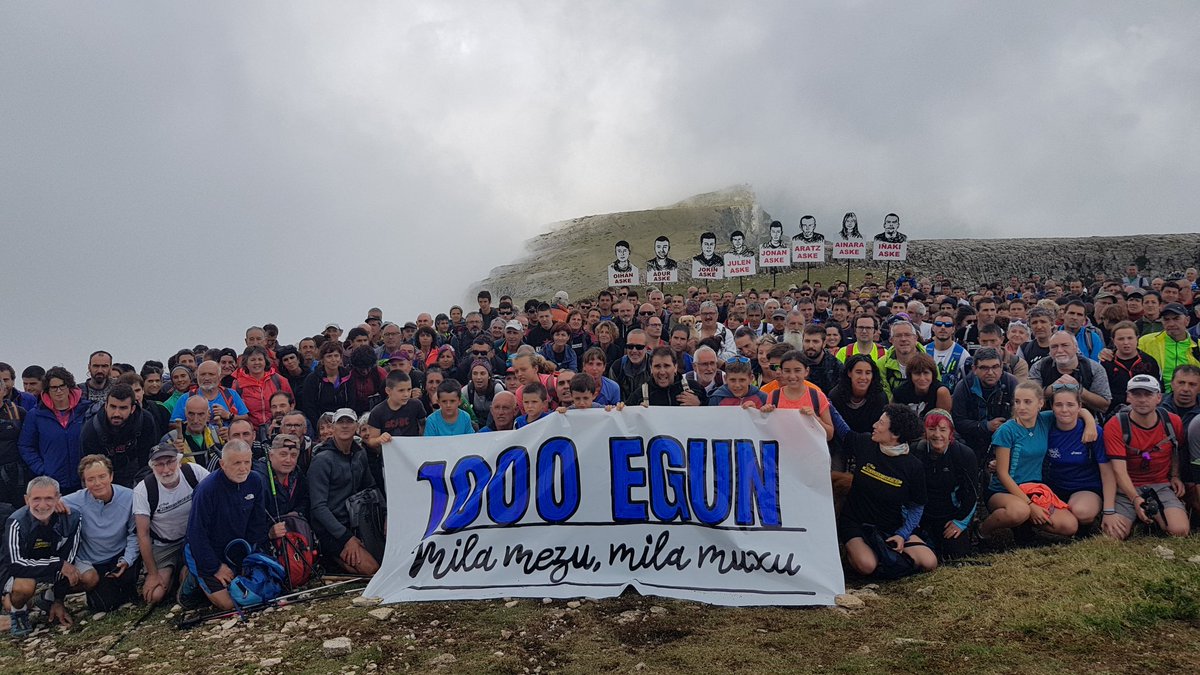 Altsasugurasoak's tweet photo. Goizean elkartasunak Sakanako gailurra hartu du. Gure semeen irudiak bizkarrean hartuta, 12:00etan ekitaldia burutu eta "1000 egun.Mila mezu, mila muxu!" dinamikari hasiera eman diogu.

Esta mañana la solidaridad y las ganas de justicia han ascendido hasta la cima de #Sakana. https://t.co/khYiaERuWL