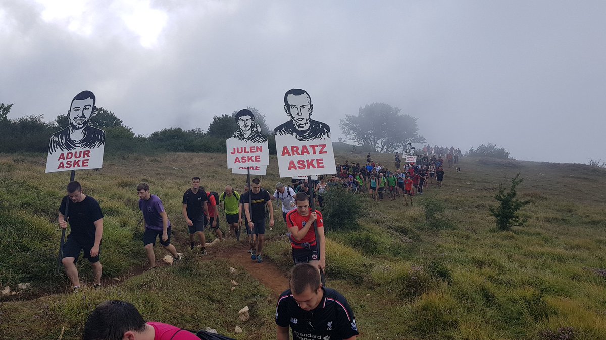 Altsasugurasoak's tweet photo. Goizean elkartasunak Sakanako gailurra hartu du. Gure semeen irudiak bizkarrean hartuta, 12:00etan ekitaldia burutu eta "1000 egun.Mila mezu, mila muxu!" dinamikari hasiera eman diogu.

Esta mañana la solidaridad y las ganas de justicia han ascendido hasta la cima de #Sakana. https://t.co/khYiaERuWL