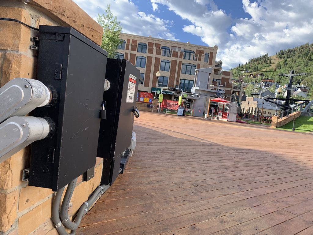 ElectriFlexComp's tweet photo. Spotted!!! Our #TypeLA right in the middle of Park City, UT. Not sure what view we like better... those mountains π in the back or that #liquatite.
#flexibleconduit #liquidtight #ULListed #sunlightresistant #electricalconduit https://t.co/W7AfAI5wSt