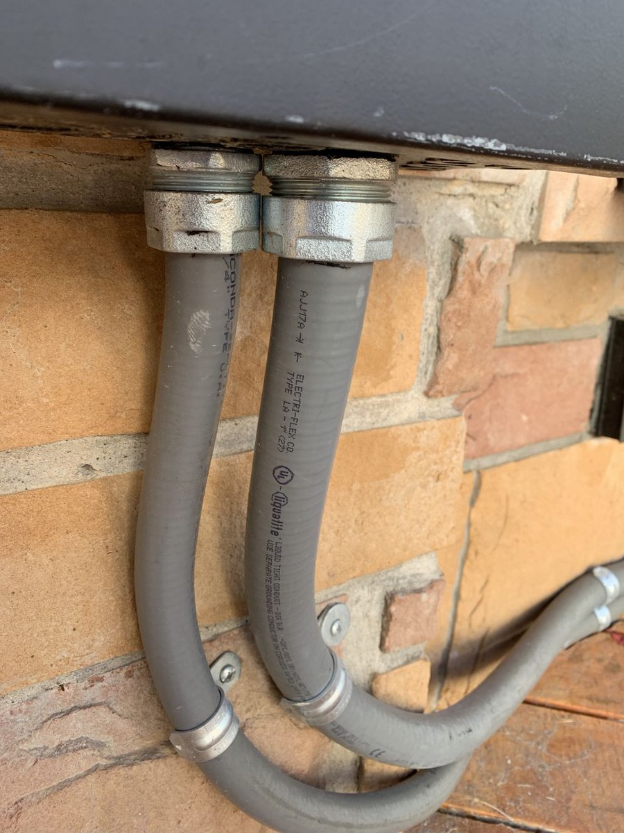 ElectriFlexComp's tweet photo. Spotted!!! Our #TypeLA right in the middle of Park City, UT. Not sure what view we like better... those mountains π in the back or that #liquatite.
#flexibleconduit #liquidtight #ULListed #sunlightresistant #electricalconduit https://t.co/W7AfAI5wSt