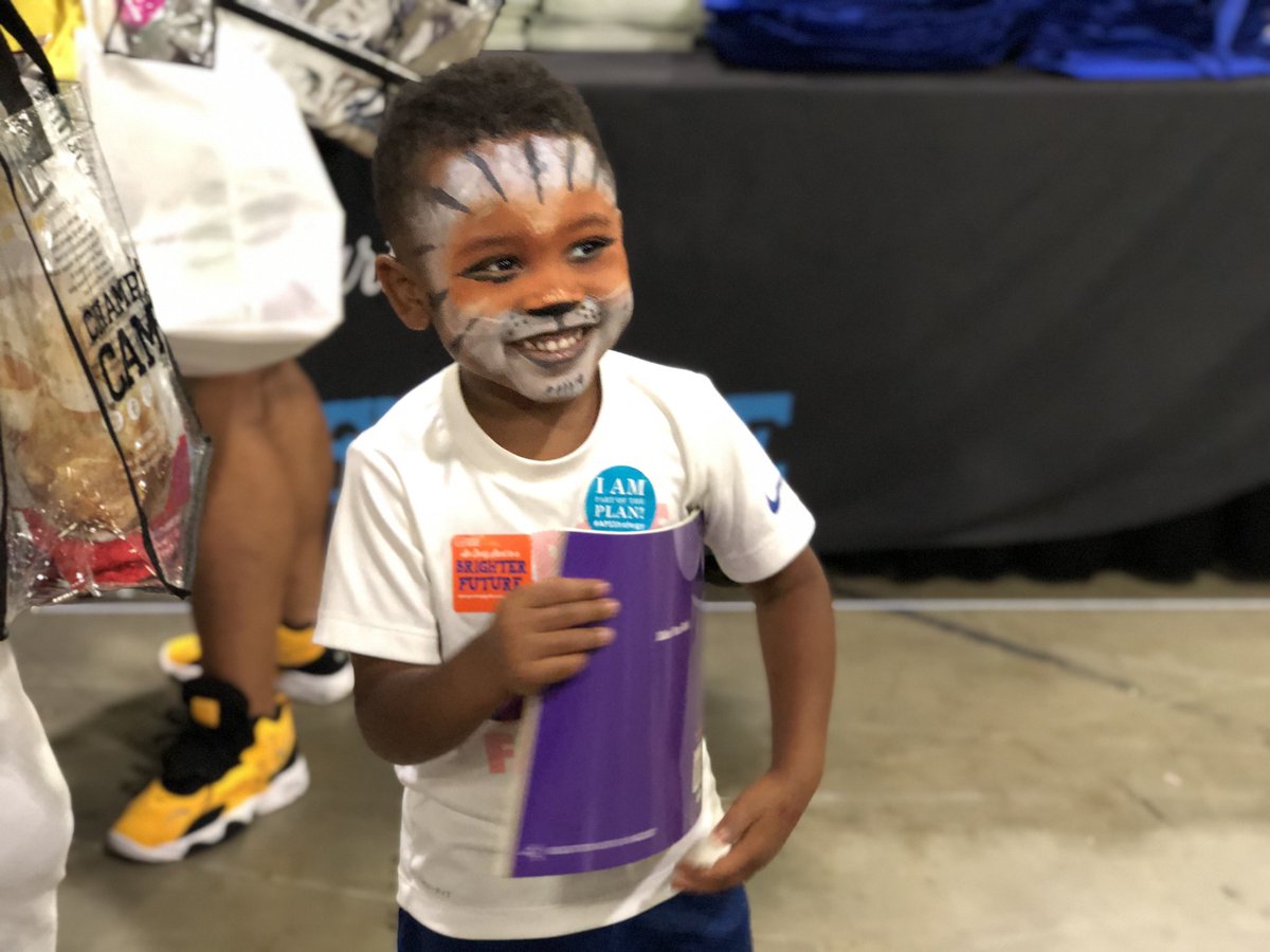 APSFinchEagles's tweet photo. Connecting with the community at the #APSBacktoSchoolBash ! @apsupdate @AssocSupBrown @APSFinchAP https://t.co/m6WzIVUPmZ